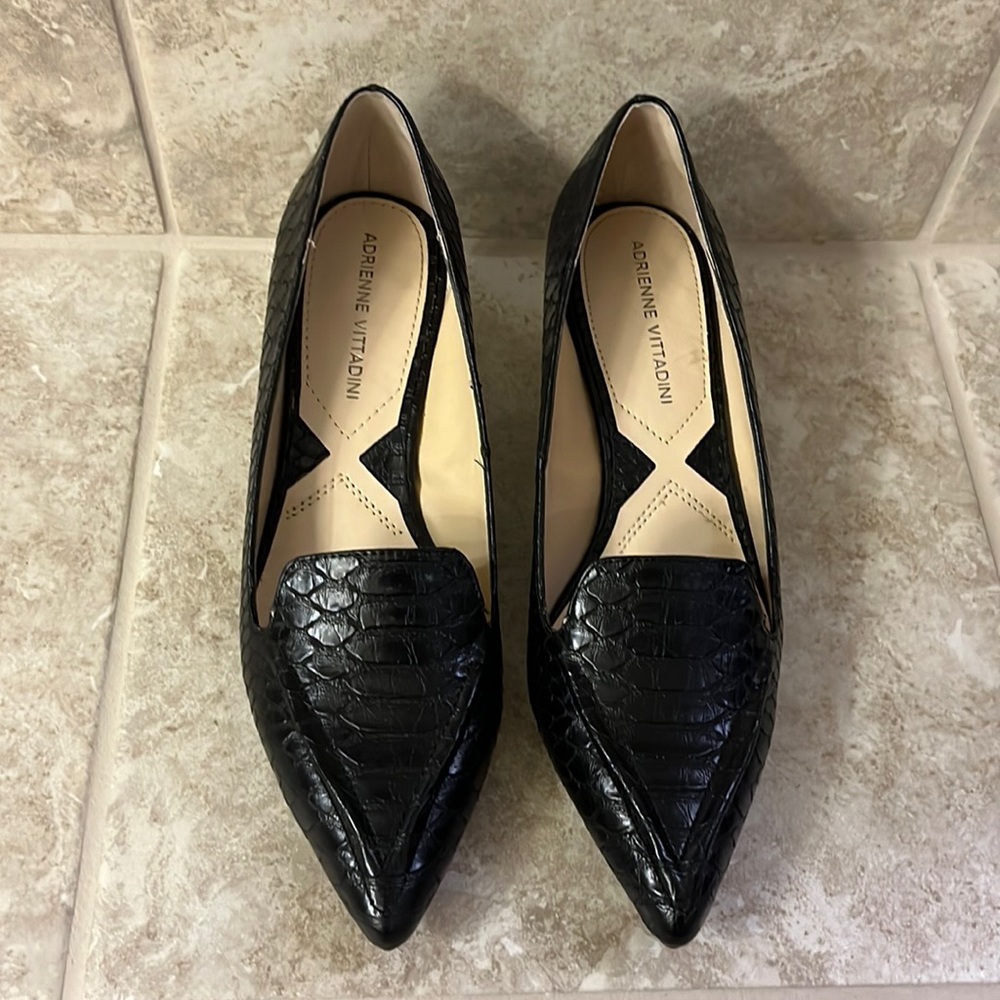 Worn 1X- size 7M- Adrienne Vittadini- black croc pattern kitten pumps!